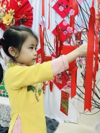 Trang trí lớp học- viết lời chúc mừng năm mới Tết Quý Mão 2023