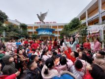 Sen Hồng Rộn ràng ngày đầu Xuân sau kỳ n ghỉ Tết Nguyên Đán Quý mão 2023.