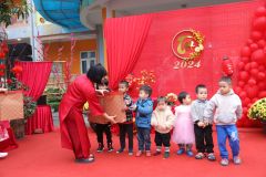 Hoạt động ý nghĩa chia sẻ khó khắn với những học sinh nghèo