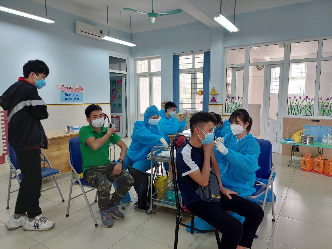 TRƯỜNG MẦM NON SEN HỒNG THAM GIA CÔNG TÁC HỖ TRỢ TIÊM PHÒNG VẮCXIN COVID 19.