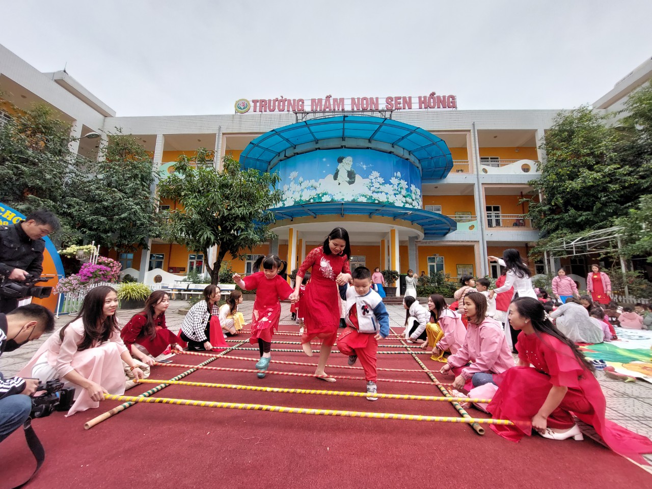 Sen Hồng rực rỡ ngày Xuân sau kỳ n ghỉ tết Nguyên Đán